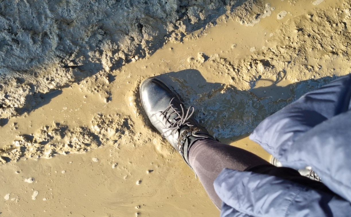 "С каждым днём все хуже": сахалинка сфотографировала реки грязи вместо дорог во Владимировке