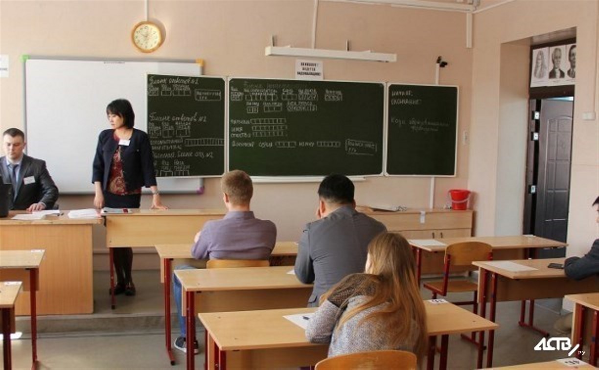 Десять сахалинских школьников попались с мобильниками на ОГЭ и ЕГЭ