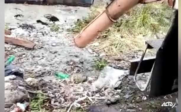 Житель Холмска прогнал бетономешалку, которую мыли у дверей чужого гаража