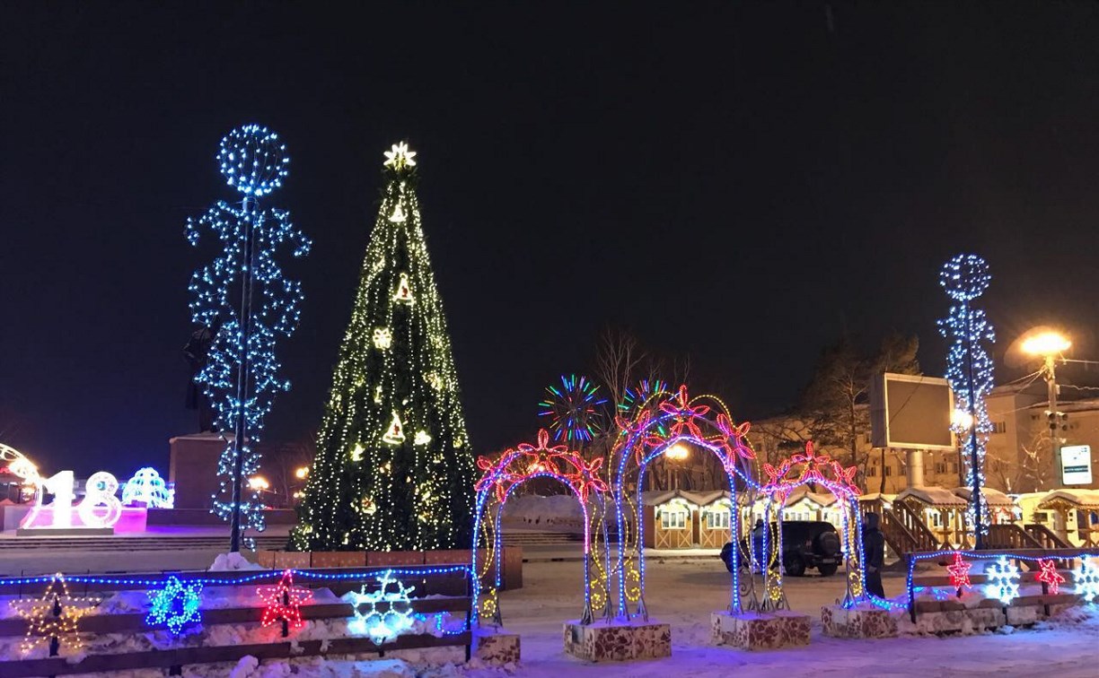 Южносахалинцев приглашают в новогодний городок на площади Ленина