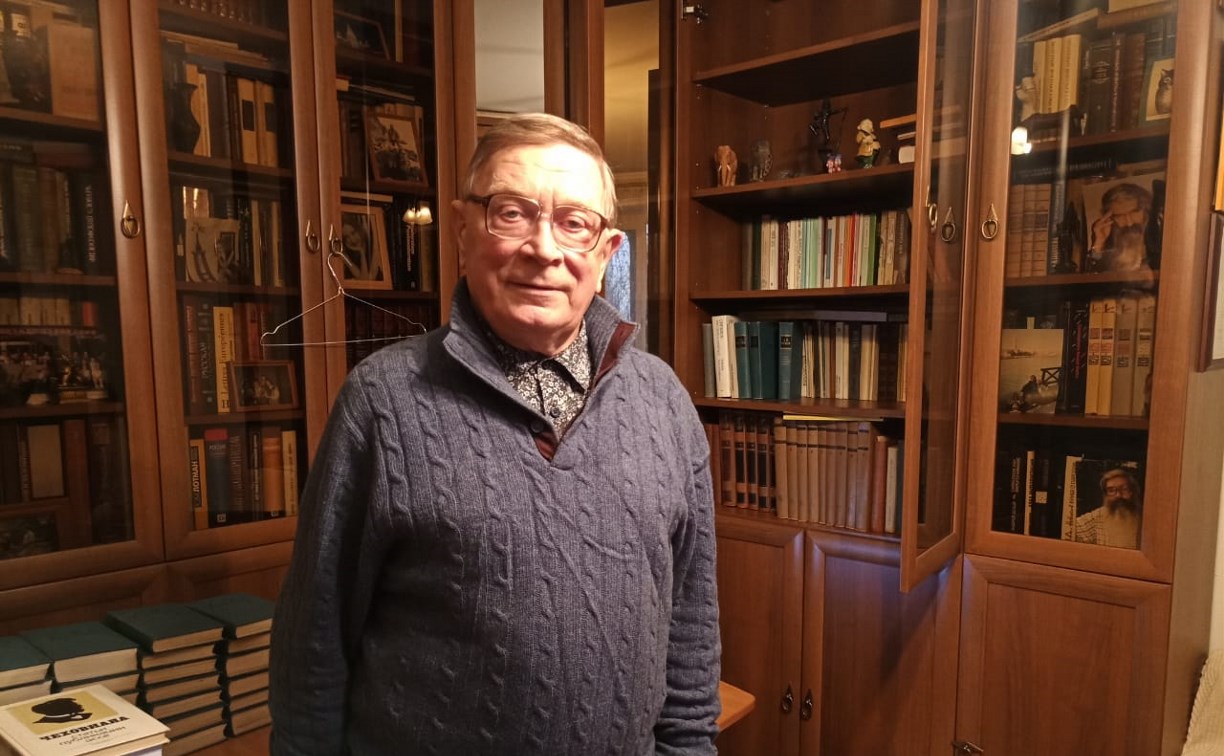 Почти 800 книг передал профессор МГУ сахалинскому музею книги Чехова