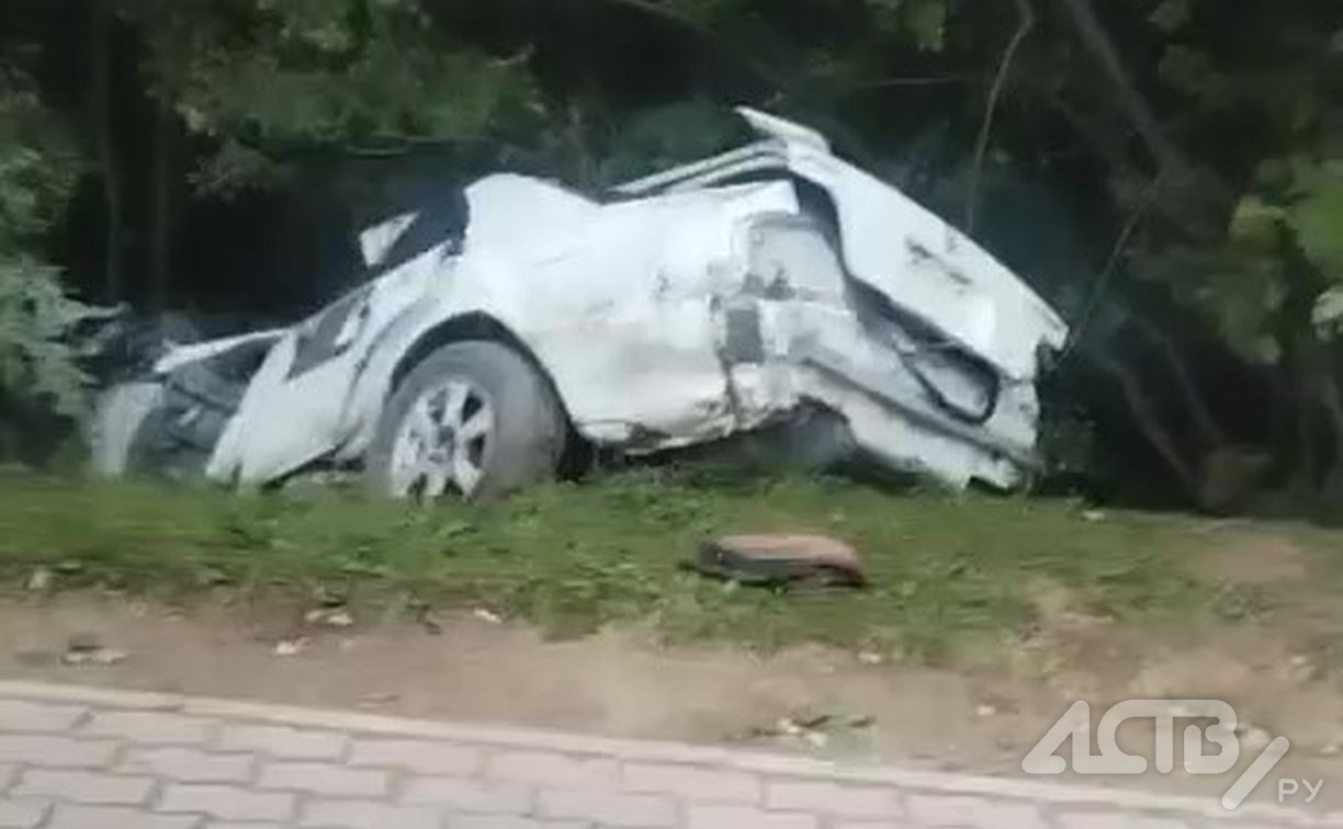 Парня с травмами увезли в больницу: подробности жёсткого ДТП в Ногликах