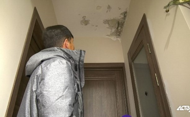 Чиновники Томари отказались ремонтировать дышащую на ладан квартиру сироты