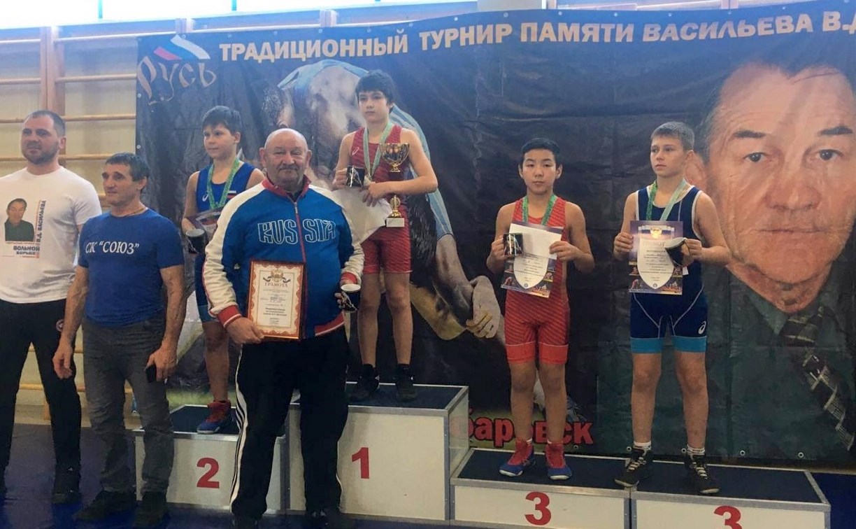Сахалинские борцы завоевали пять медалей на турнире в Хабаровске