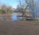 Разлившаяся река затопила дорогу в Поречье