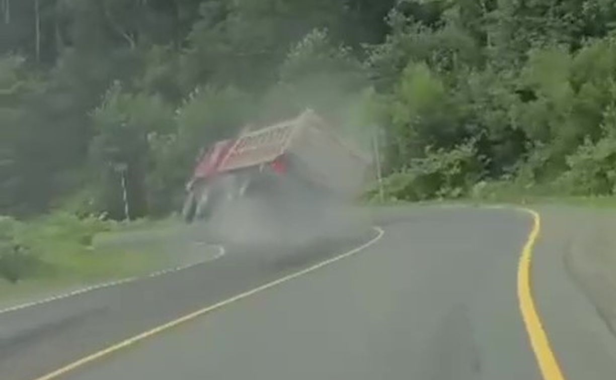Момент опрокидывания грузовика на сахалинской трассе сняли на видео