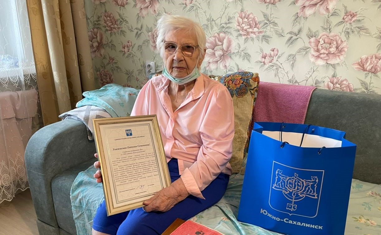 Ушла на фронт в 19 лет, служила шофёром: Почётная жительница Южно-Сахалинска отметила 100-летие
