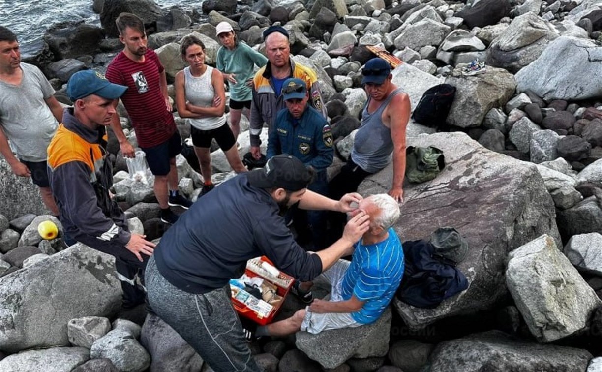 Туриста, упавшего со скалы на Курилах, доставили в больницу
