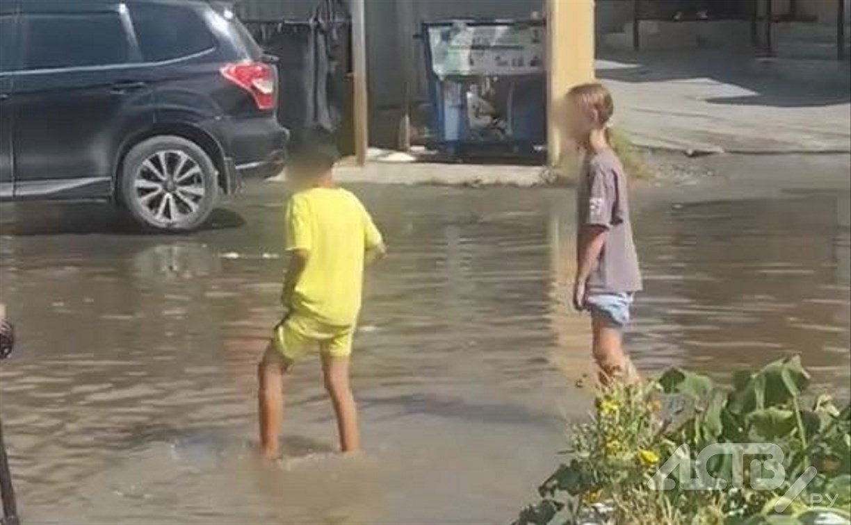 Сети теплоснабжения порвало в центре Южно-Сахалинска - в лужах купаются дети 