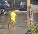 Сети теплоснабжения порвало в центре Южно-Сахалинска - в лужах купаются дети 