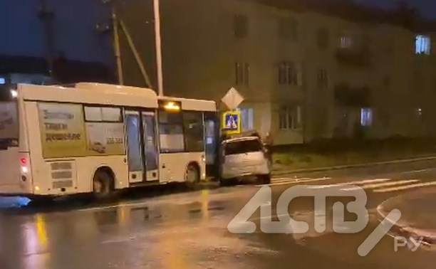 Рейсовый автобус и легковушка столкнулись в Дальнем