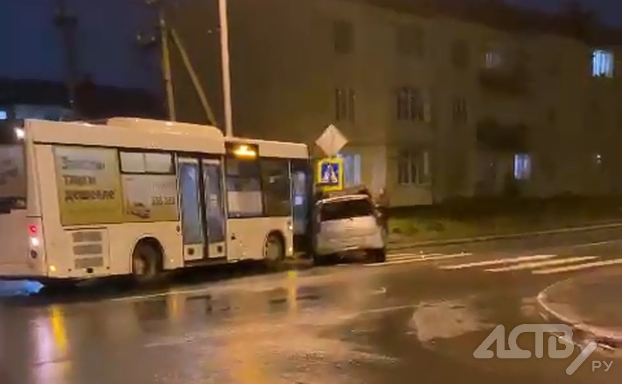 Рейсовый автобус и легковушка столкнулись в Дальнем