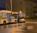 Рейсовый автобус и легковушка столкнулись в Дальнем