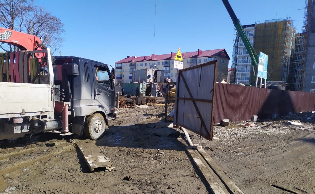 Грузовики со строек Южно-Сахалинска продолжают тащить грязь на улицы города
