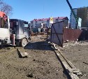 Грузовики со строек Южно-Сахалинска продолжают тащить грязь на улицы города