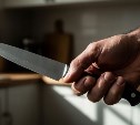 Житель Корсакова угрожал полицейскому двумя ножами, а затем укусил его 