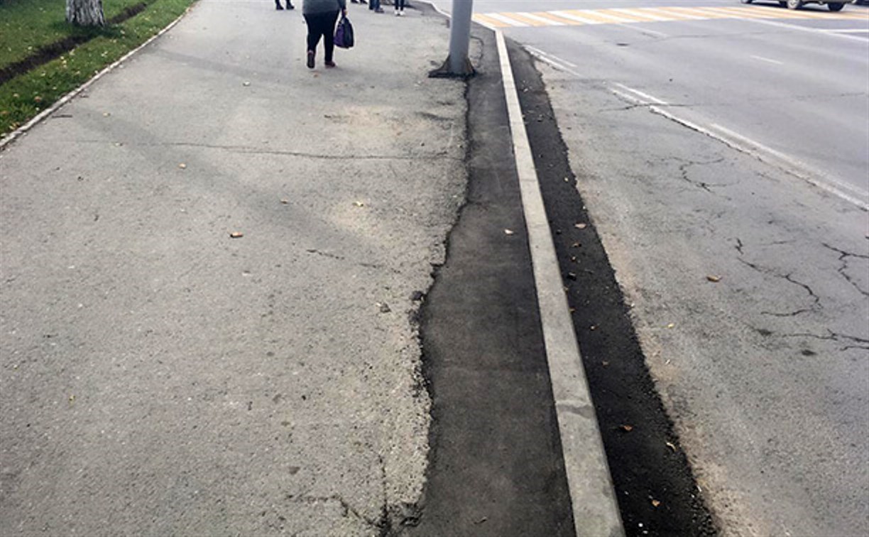 Разломанный при ремонте тротуар в Южно-Сахалинске залили асфальтом как придется