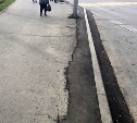 Разломанный при ремонте тротуар в Южно-Сахалинске залили асфальтом как придется