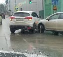 "Обычное утро в Южно-Сахалинске": на дороге не смогли разъехаться два кроссовера