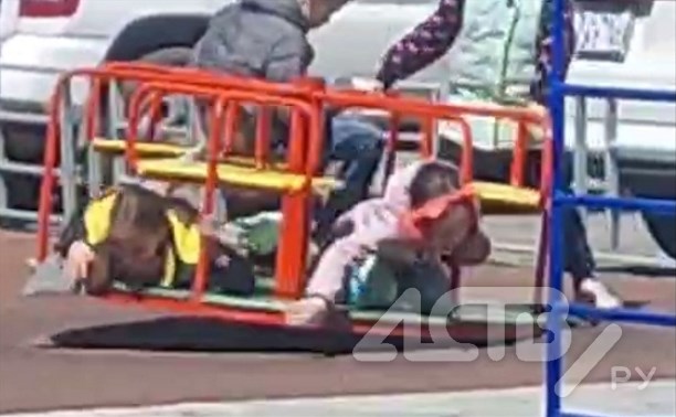 Новая карусель в Шахтёрске грозит зажевать ноги-руки детей, однако чинить её пока не хотят