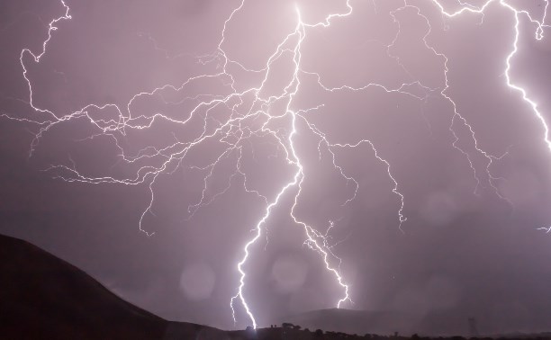 "Молнии сверкают, гром гремит": из-за сильной грозы на Кунашире жители остались без света 