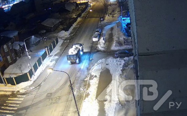 "Остановился в сантиметре": южносахалинец пожаловался на небрежный вывоз снега самосвалами