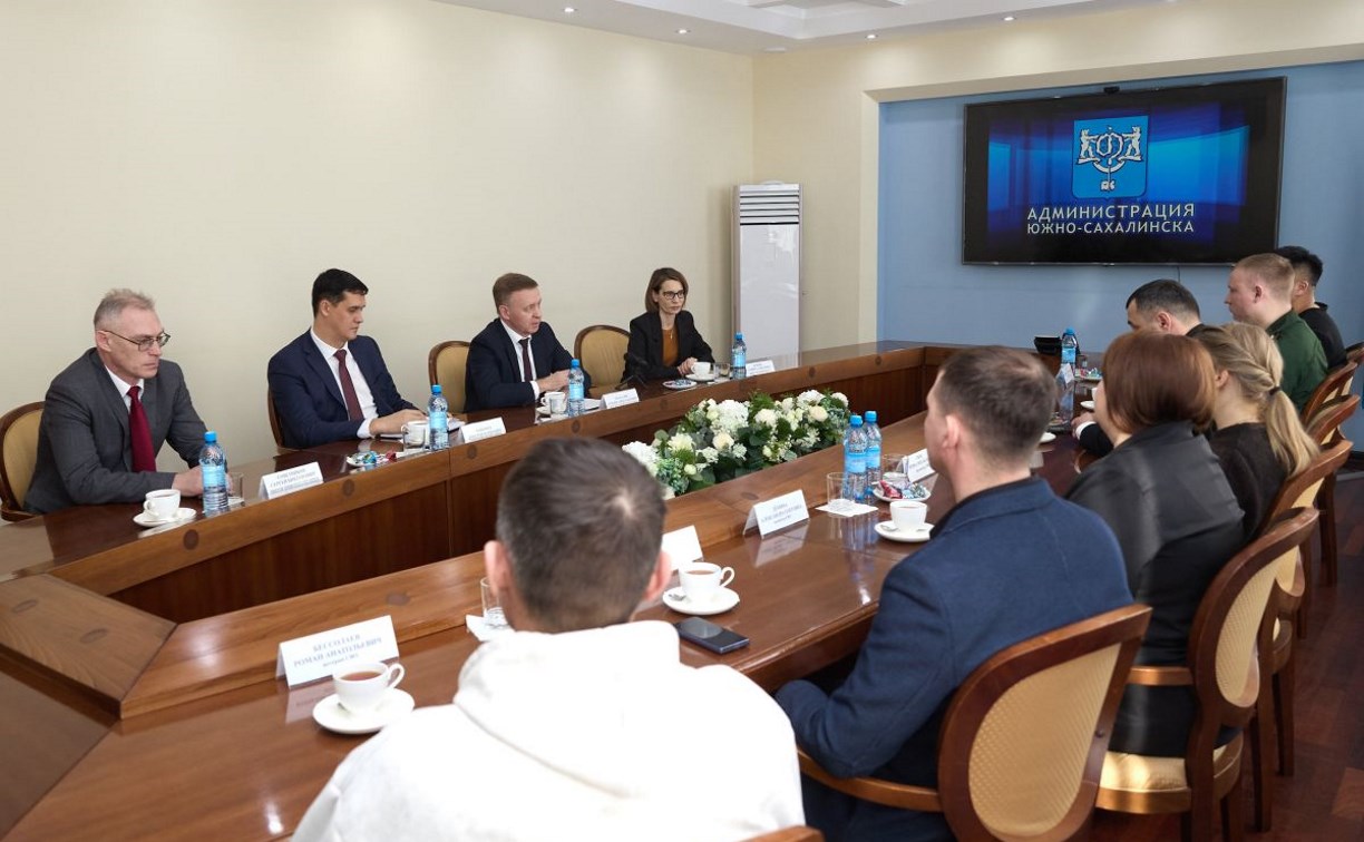 Мэр Южно-Сахалинска встретился с ветеранами СВО и волонтерами накануне 23 февраля