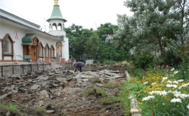Реконструкция и озеленение сразу двух объектов ведется в Холмске (ФОТО) Реконструкция и озеленение сразу двух объектов ведется в Холмске (ФОТО)
