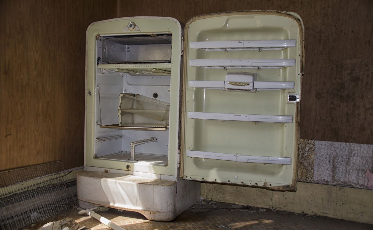 Два молодых вора на Сахалине стащили холодильник, но выбились из сил и выкинули его