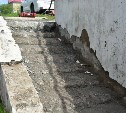 Развалившуюся лестницу напротив почты в Долинске все-таки отремонтируют