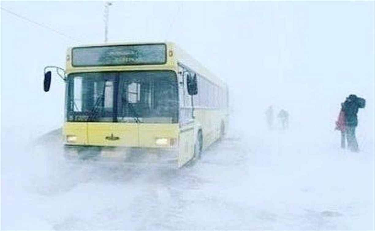 Пассажирским автобусам запретили выходить на маршрут по дороге от Холмска до Томари