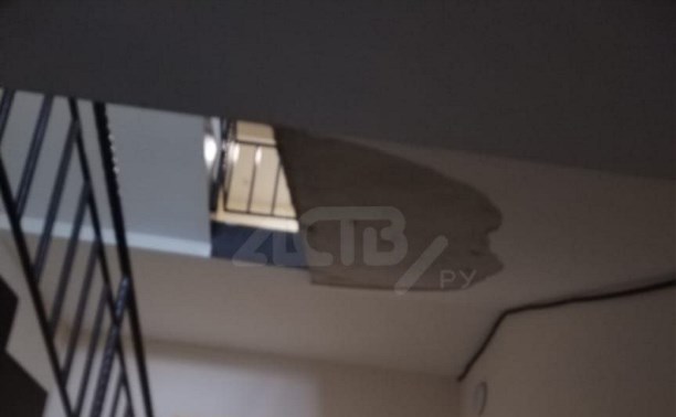 В подъезде нового дома в Новоалександровске обрушилась штукатурка с потолка