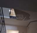 В подъезде нового дома в Новоалександровске обрушилась штукатурка с потолка