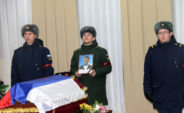 В Ногликах под залпы ружей простились с погибшим в зоне СВО сахалинцем