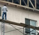 Рабочие ремонтируют дома на проспекте Победы, рискуя жизнью