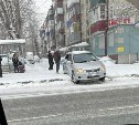 "Карма настигла мгновенно": таксист в Южно-Сахалинске срезал путь по тротуару и повис на бордюре