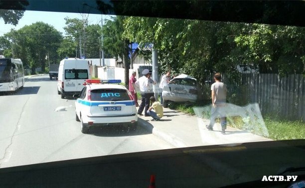 Автомобиль влетел в забор в Новоалександровске