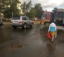 При ремонте тротуаров в Южно-Сахалинске пешеходов отправили на проезжую часть