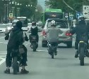 Бригада несовершеннолетних на мопедах промчалась по центру Южно-Сахалинска, гарцуя на заднем колесе 