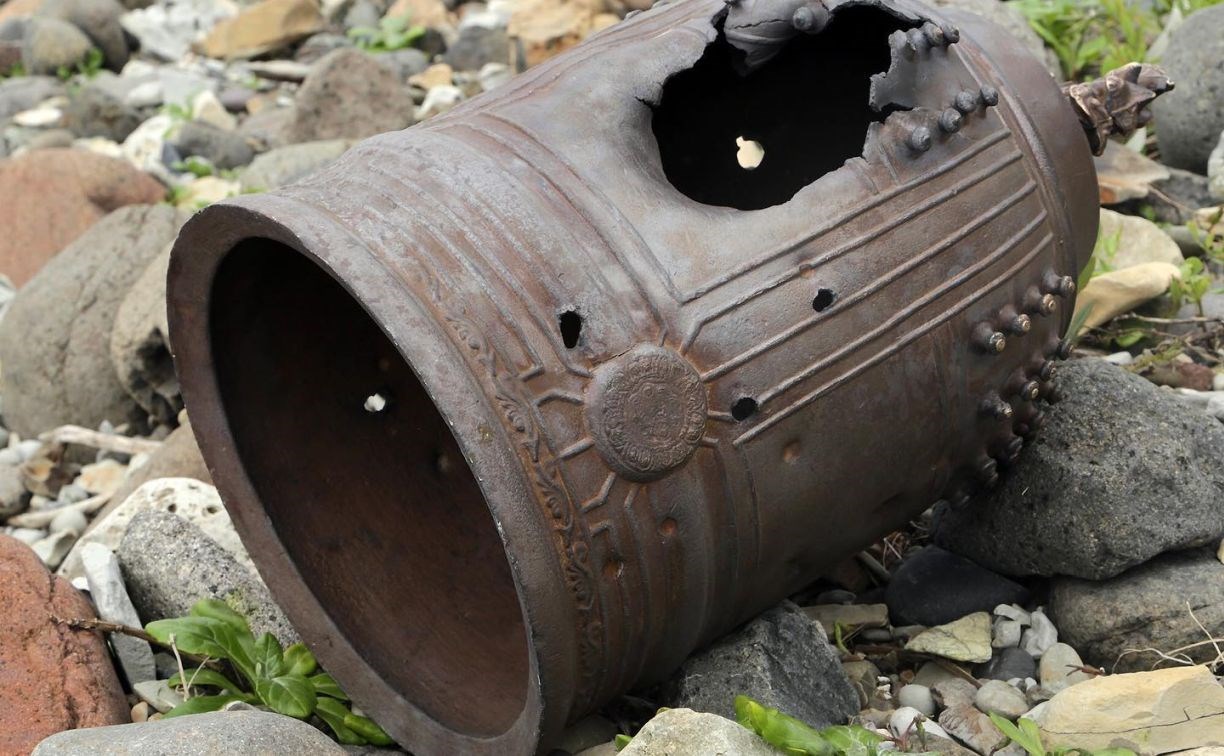 Японский храмовый колокол со следами от пуль нашли на берегу Сахалина