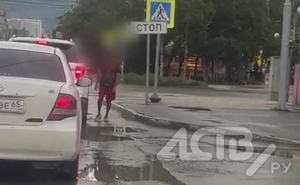 Шатающиеся "попрошайки" пристают к автомобилистам в Южно-Сахалинске
