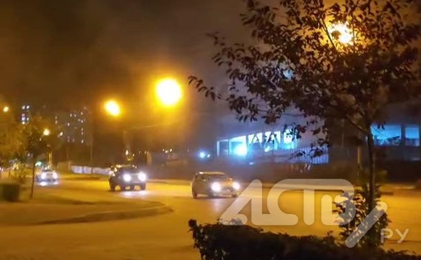 Пылевые облака с песком нависали над улицей в Южно-Сахалинске