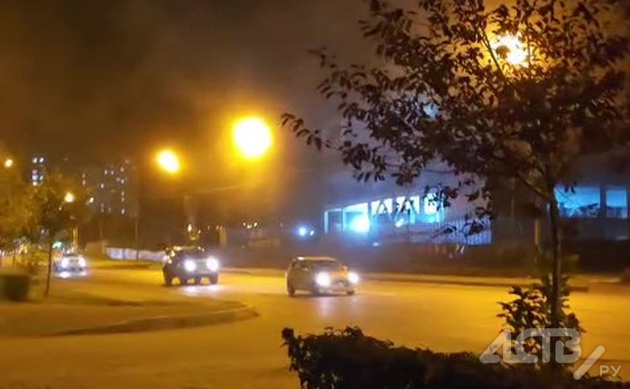 Пылевые облака с песком нависали над улицей в Южно-Сахалинске