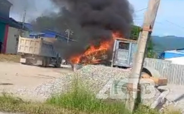 Появилось видео с горящим строительным катком в Ново-Александровске