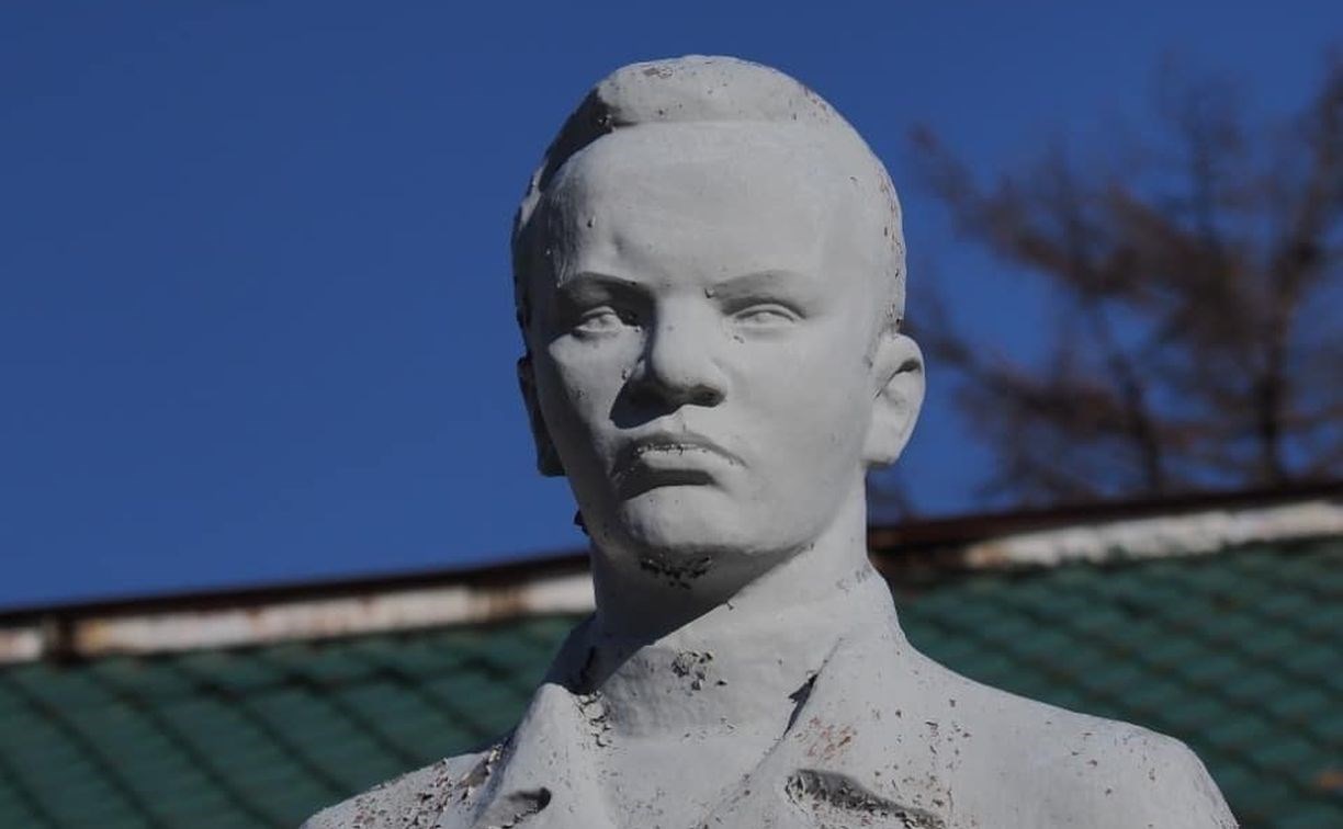 Коллекционер памятников Ленину нашёл редкий экземпляр вождя-гимназиста на Сахалине