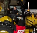 В Ногликах школьники угостили дорожников пирожками и ароматным чаем