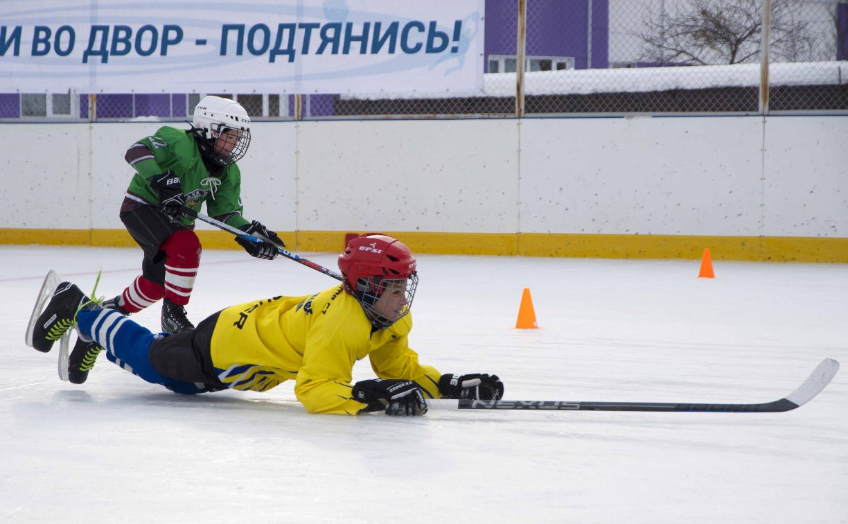 Мастер-класс по хоккею в Новоалександровске закончился сладкими подарками