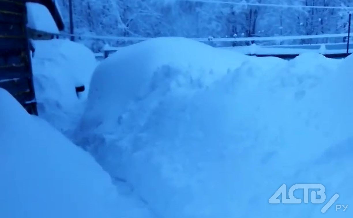 Сахалинцы показали "барханы", которые сотворил затяжной снегопад