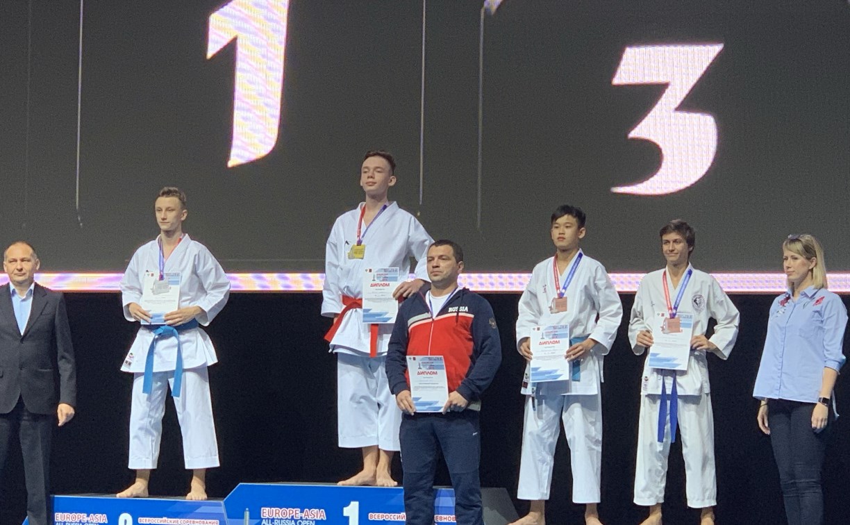 Сахалинские каратисты завоевали 12 медалей в Оренбурге