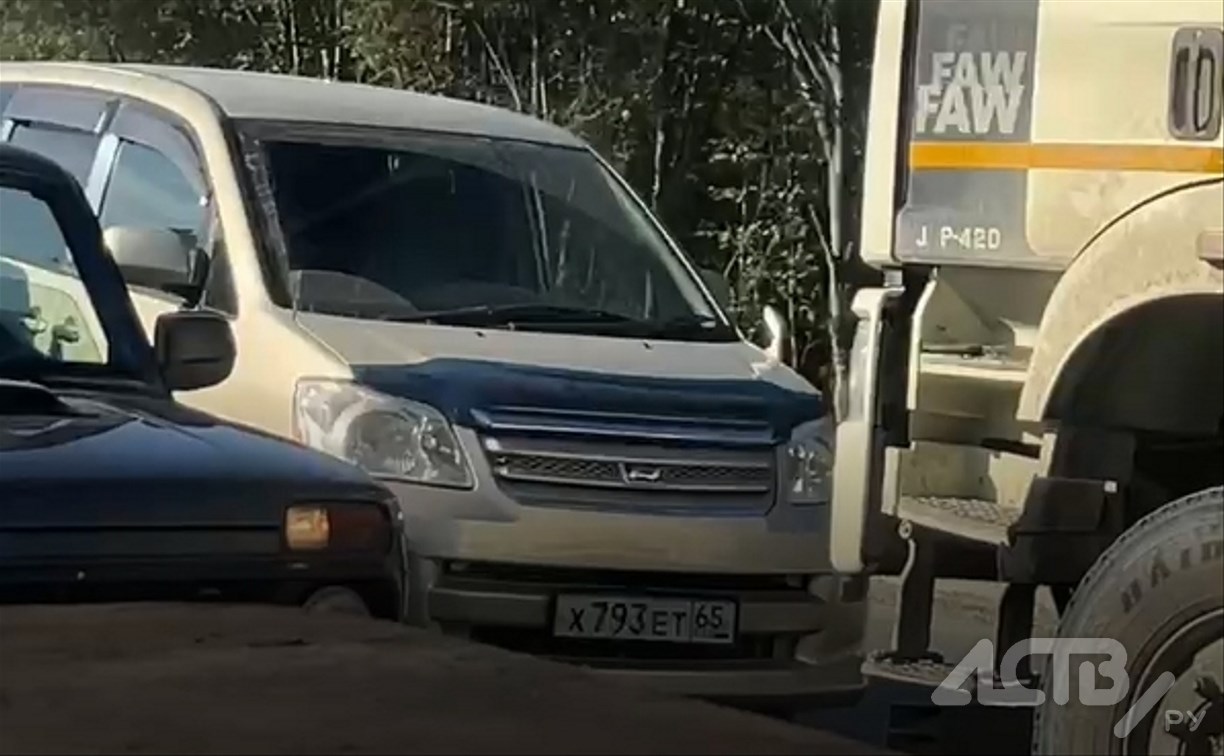"Автохам против большегруза": в пробке на выезде из Южно-Сахалинска проучили того, кто объезжал по встречке